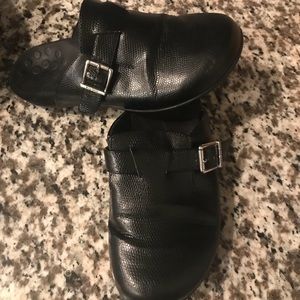 Vionic size 7m black slides